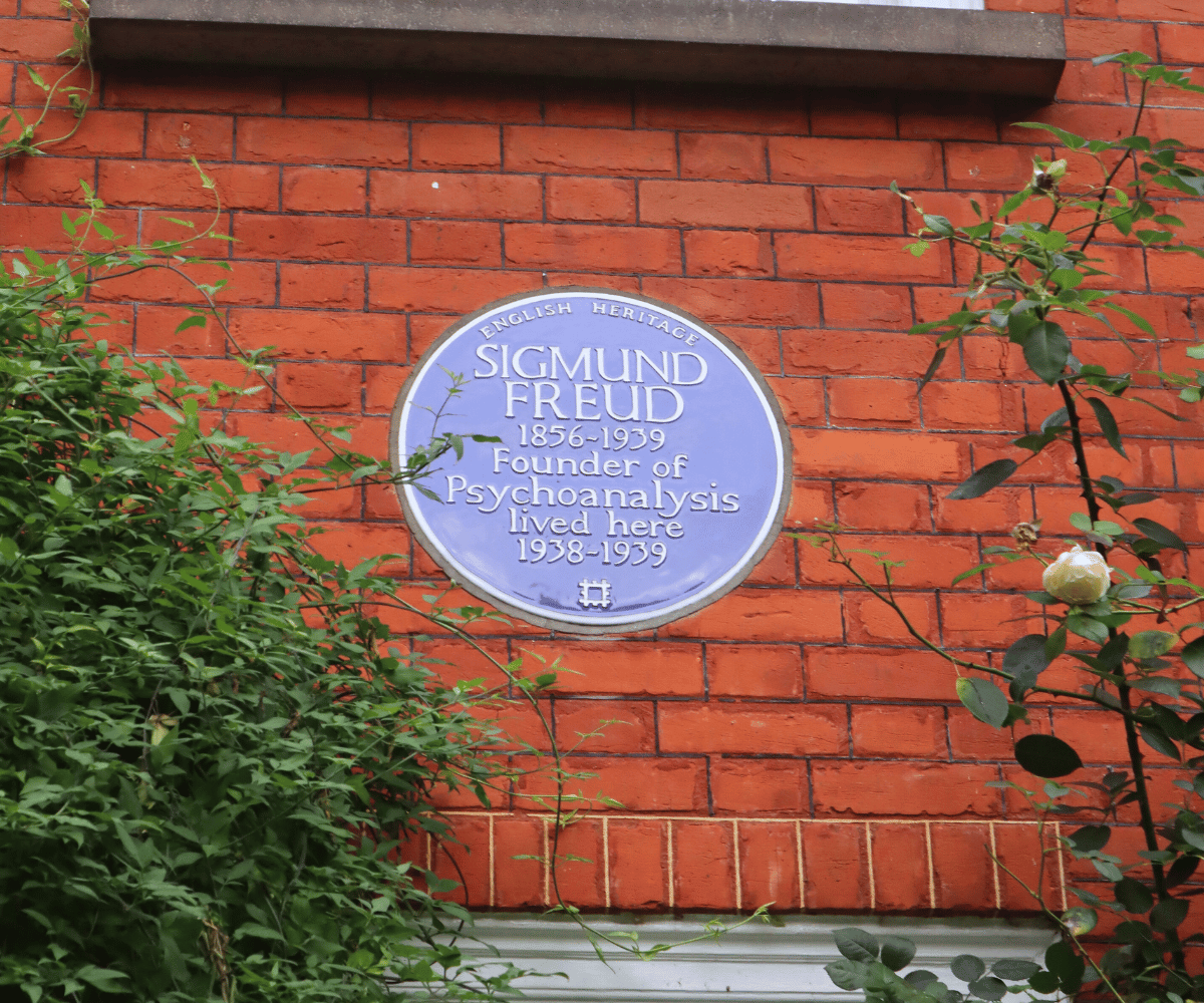 Blue plaque on brick wall at Freud Museum in London